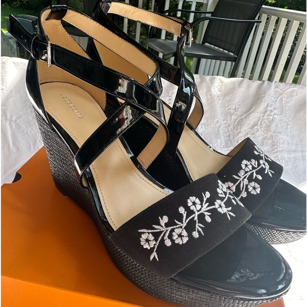 NEW LIZ CLAIBORNE Black White Flowers Strappy Wedge Sandal Shoes NWB adorable! - Picture 9 of 12